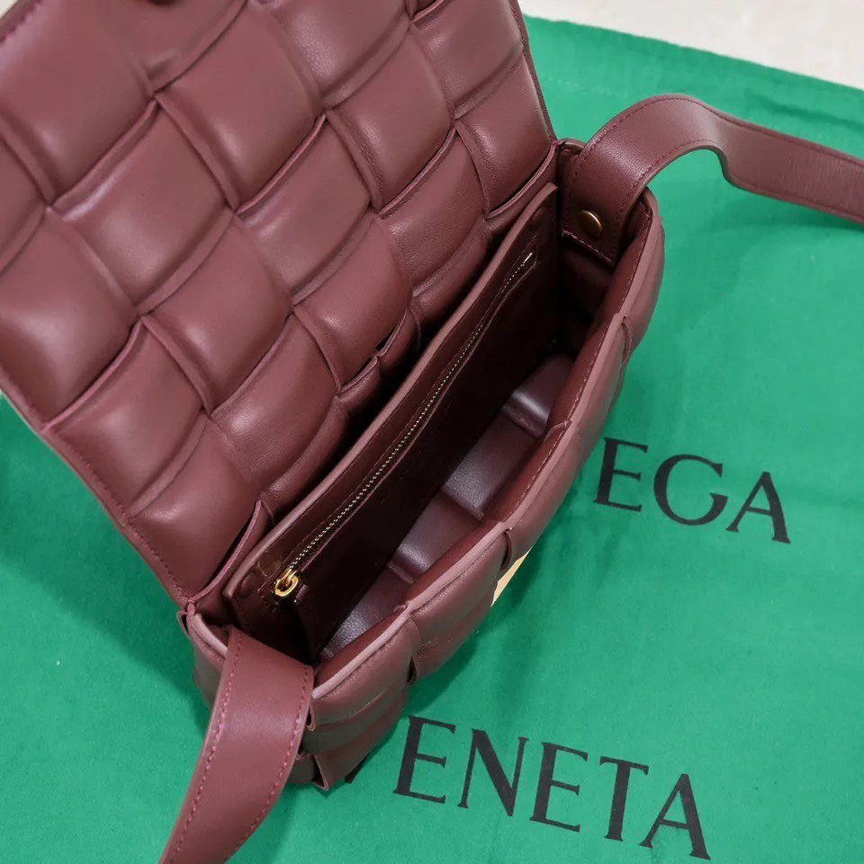 Batch 1560, ready for sale~mini BV’s one of the most popular Padded bags is now available in mini version. The shape and structure are the same as the large size. A smaller version of the large size😍‼ ️ If you think this large size is a bit big, and you are a small bag lover, you might as well consider this one☺️☺No matter the season, it is super versatile. Style number: 6677# Size: 20*7*12.5cm
